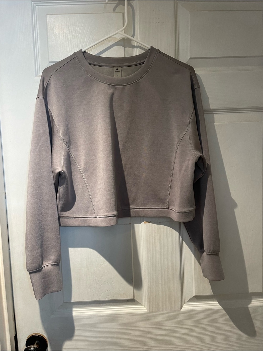 Colorfulkoala Women’s Long Sleeve Cropped Sweatshirt - Gray XS